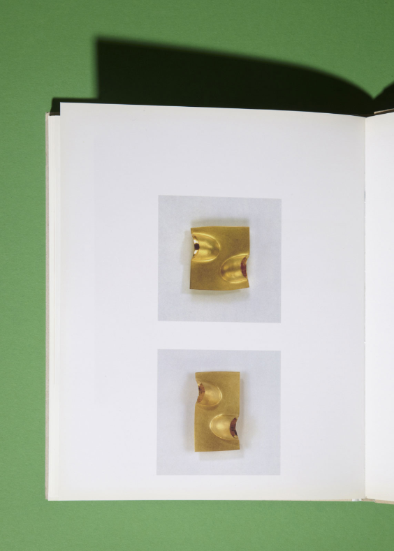 Broschen, 1999. Gold, montiert, aufgedehnt. 3,6 x 3,4 cm und 2,5 x 4,3 cm.