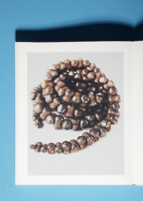 «Excrément», parure décorative, boîte de conserve