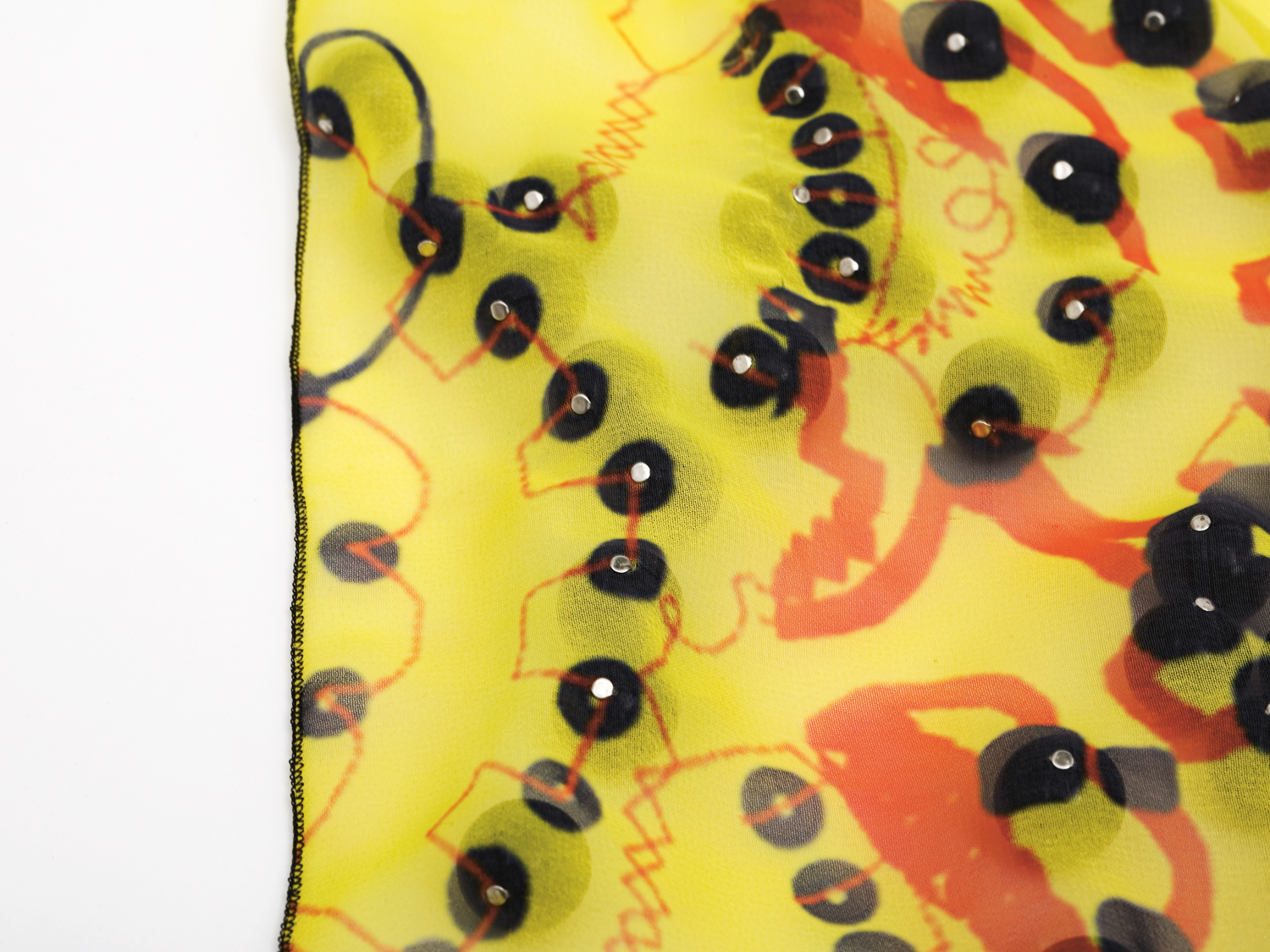 schwarze Cocoperlen als Applikation (Rückseite)