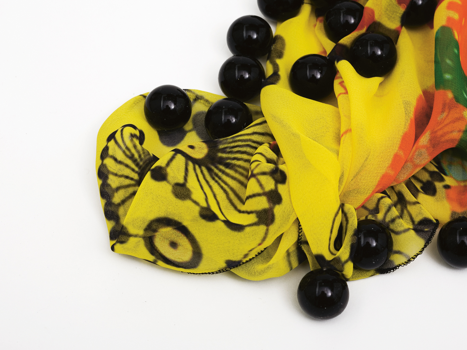 bedruckter Hayden-Chiffon mit schwarzen Cocoperlen als Applikation