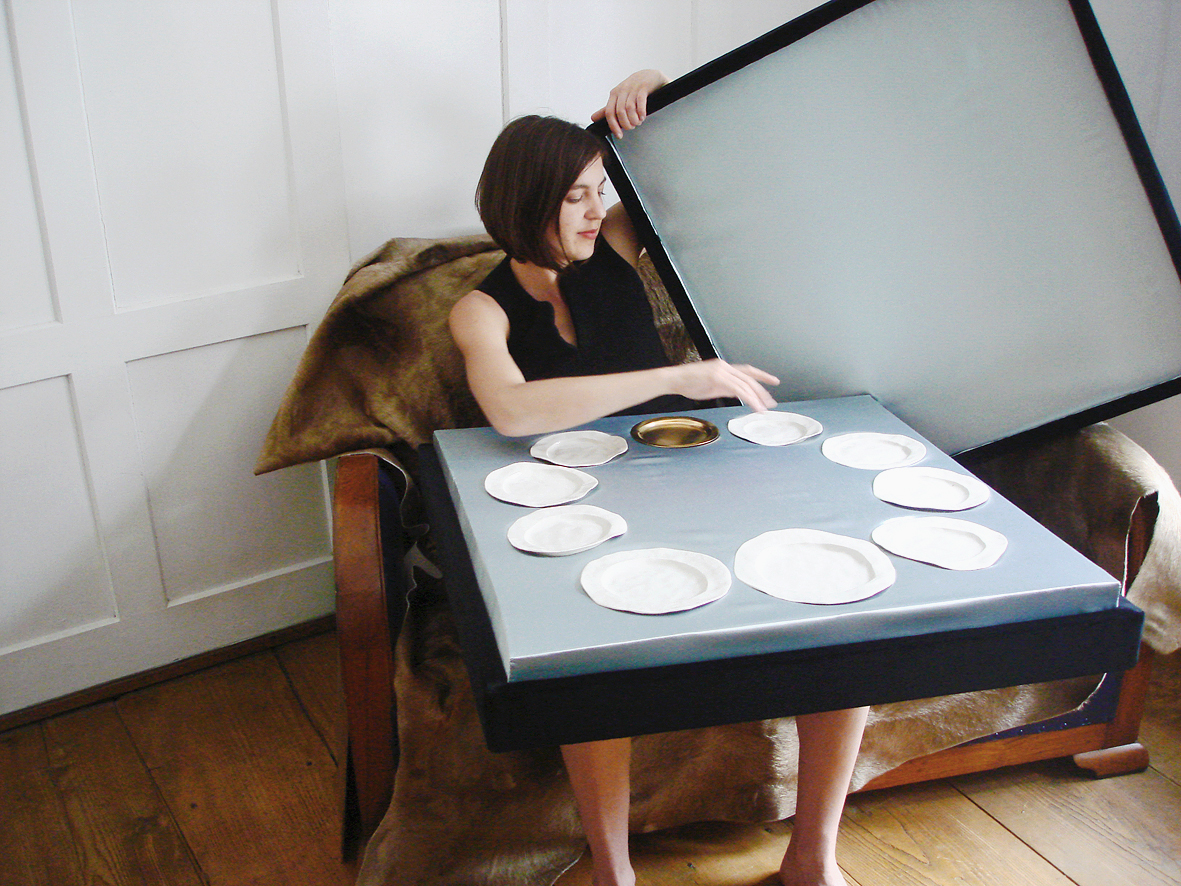 Natalie Luder mit Tellerservice 'Breakfast at Tiffany's'