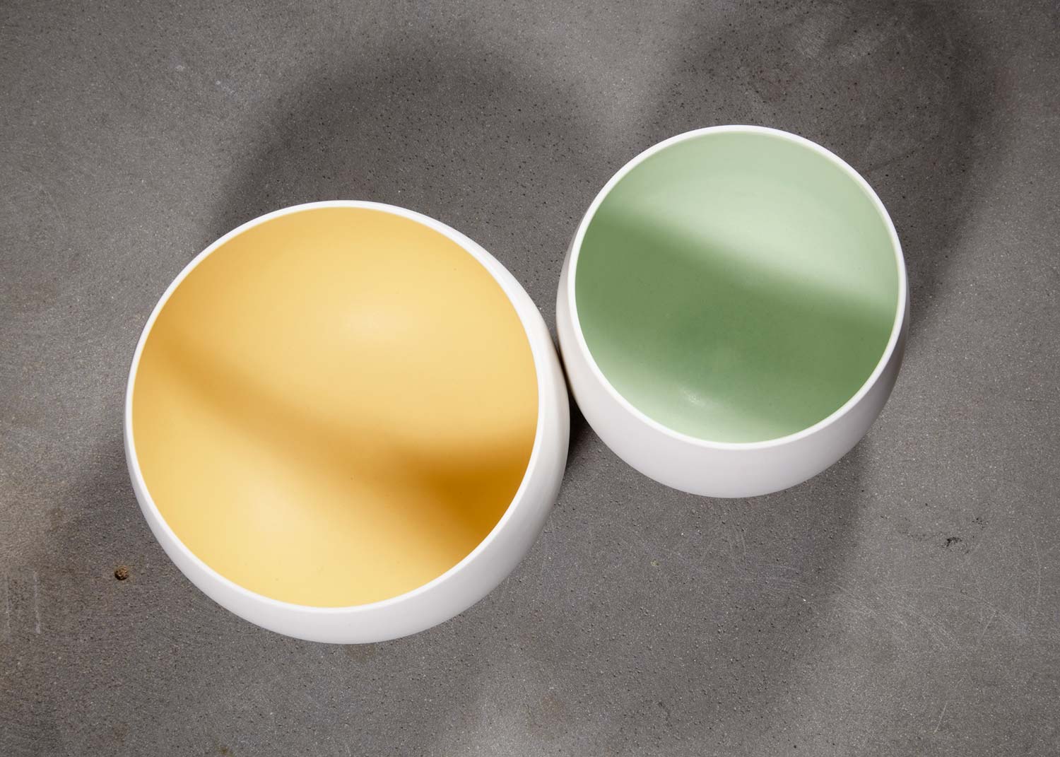 Schwarze und weisse Schalen