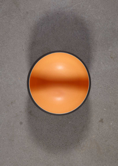 Schwarze und weisse Schalen