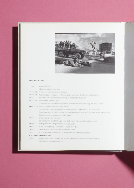 Tibetische Pilger und Soldaten der chinesischen Volksbefreiungsarmee am Lingkhor in Lhasa, Tibet