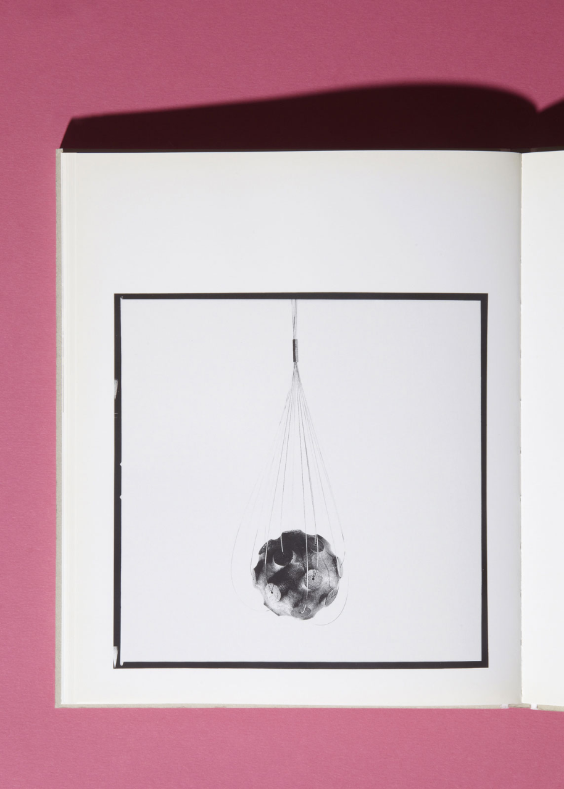 Pendentif, limaille de fonte, acier inox.