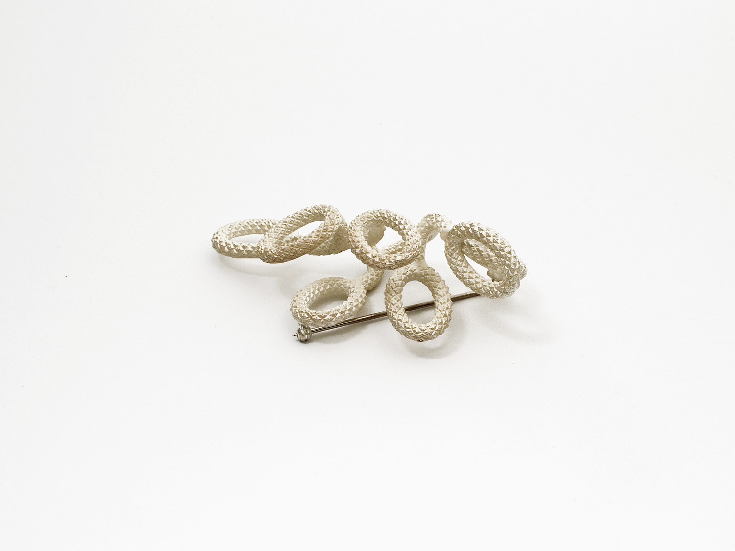 'Back to the roots - Erbstücke und andere Familiengeschichten', brooch