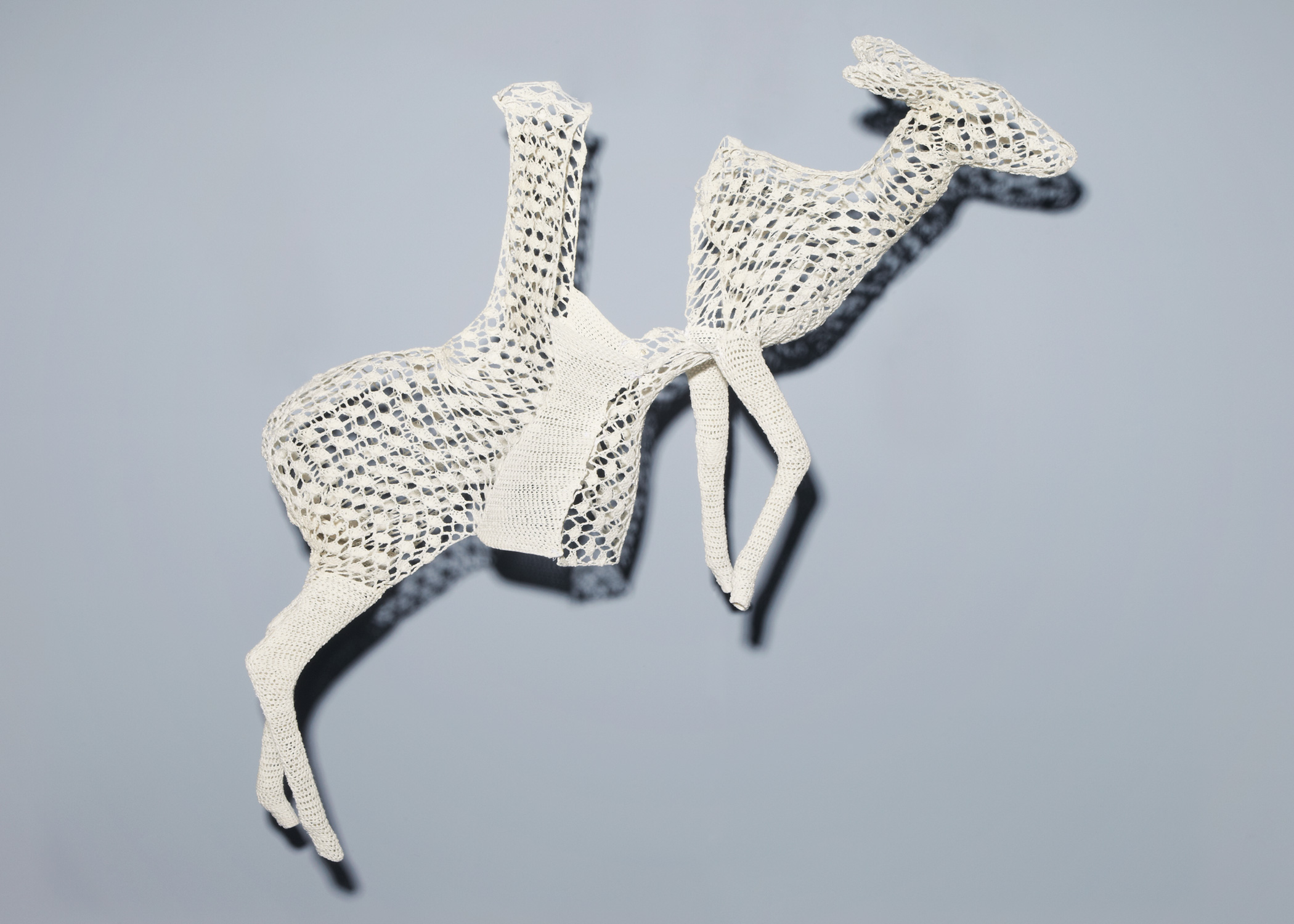 Vêtement objet, robe biche, souliers