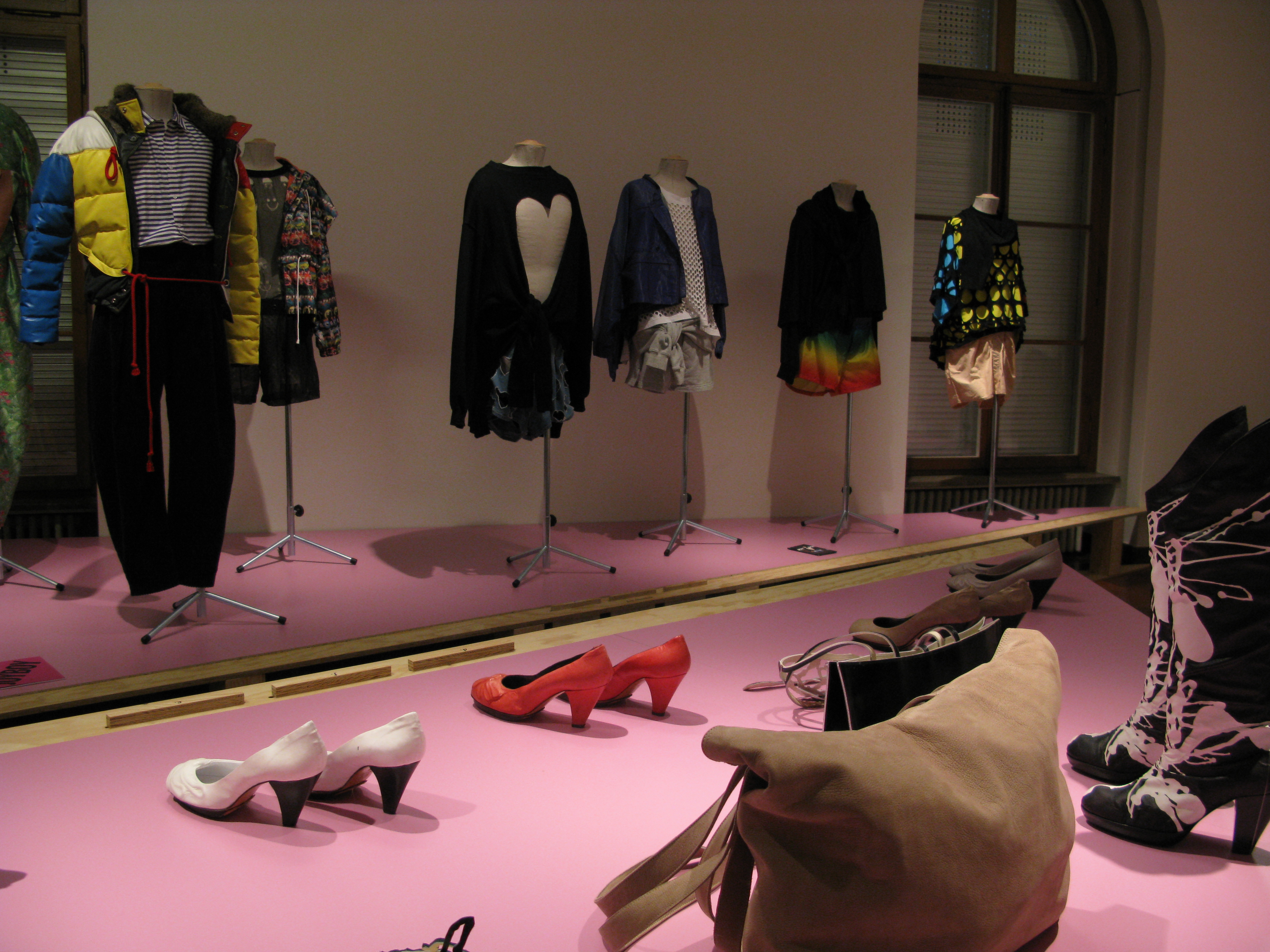 Joy Ahoulou, Anita Moser