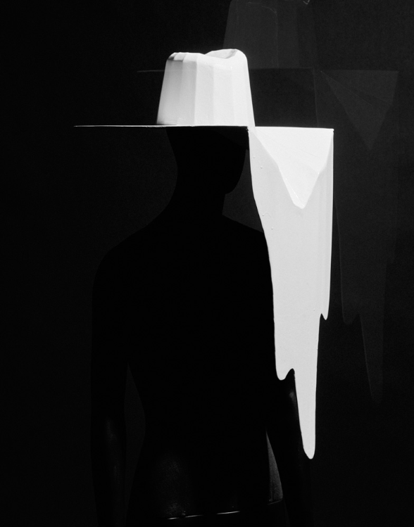 Melting the memory of sitting at a table in our grandparents‘ living room while watching TV on a small screen, Frauenkollektion, Diplomarbeit